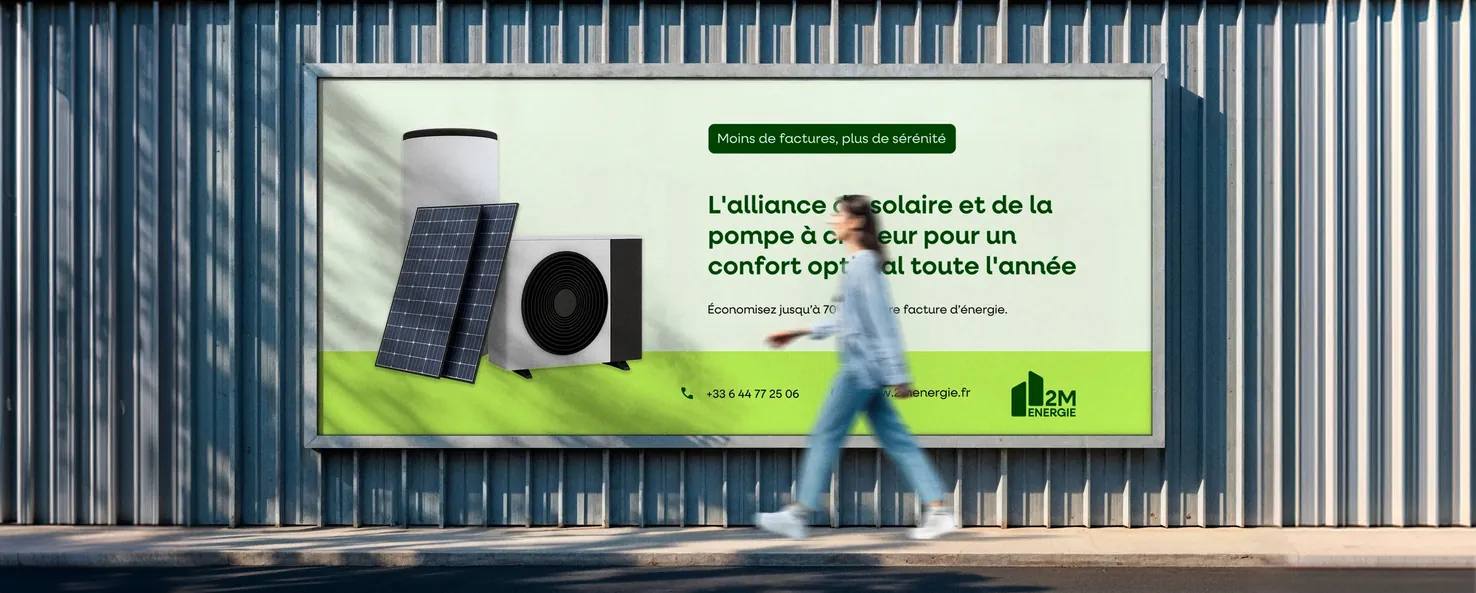 Panneau d'affichage 2M Energie sur la pompe à chaleur et le solaire