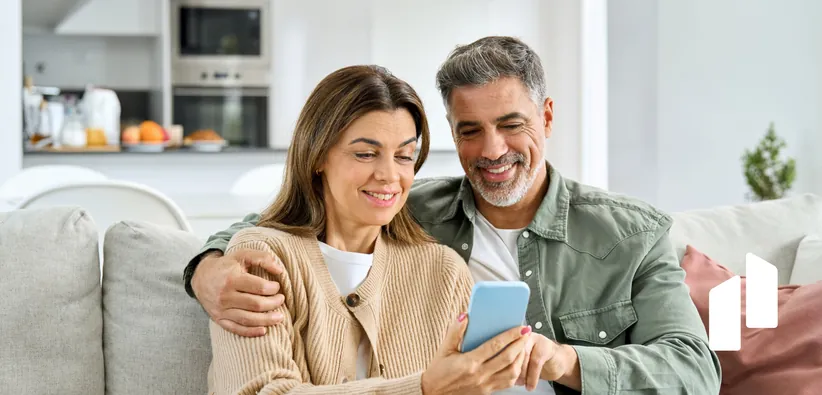 Couple consultant le site 2M Energie sur un smartphone