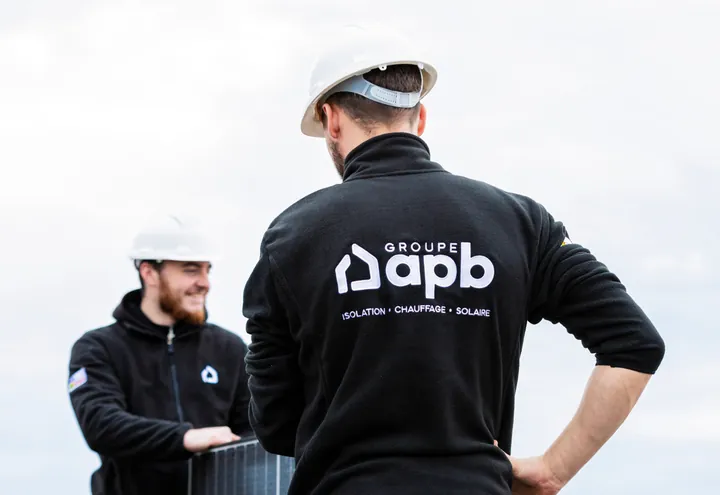 Techniciens portant la veste Groupe APB